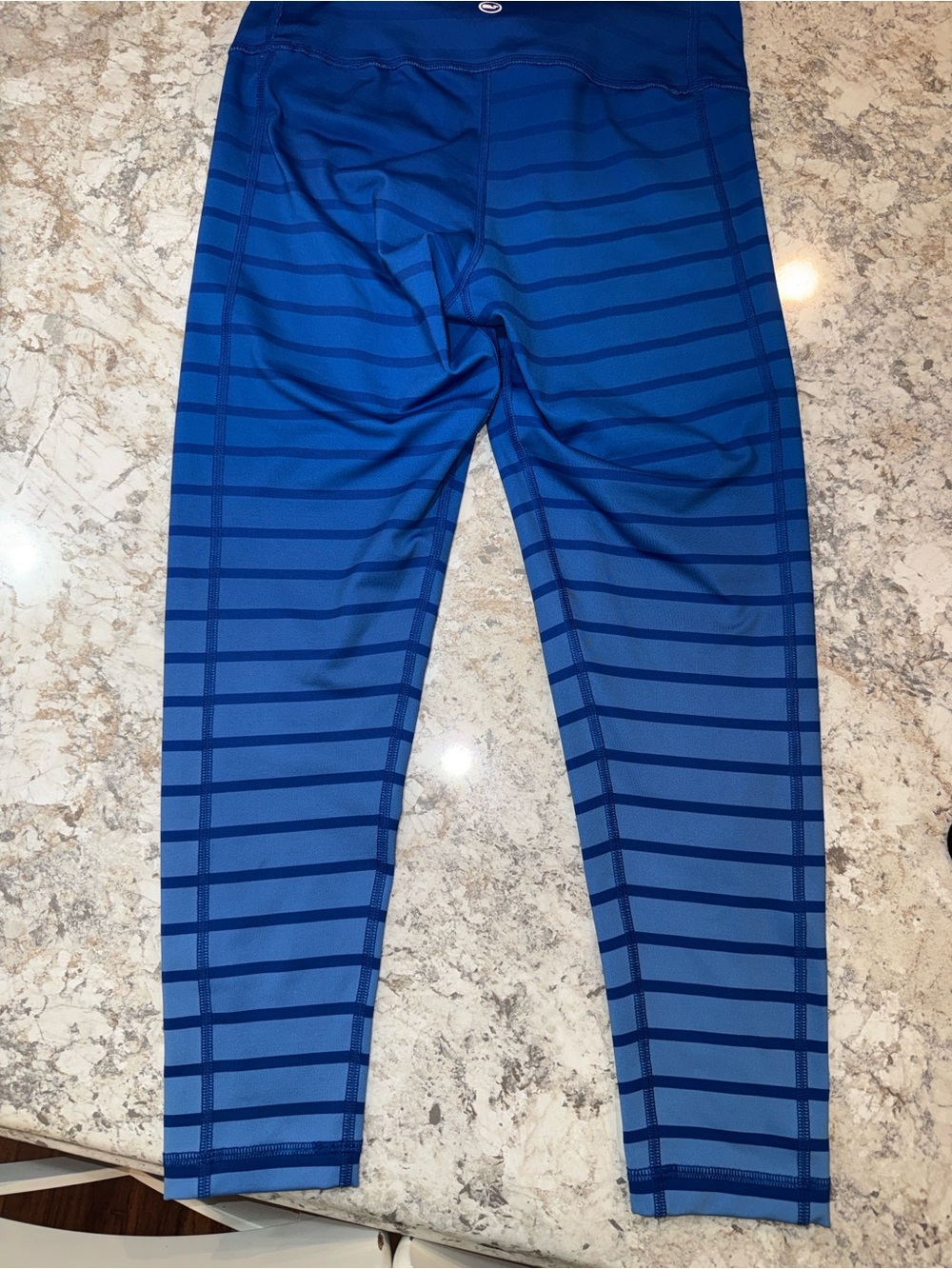 The Vineyard Vines Royal Ocean Dip Dye Stripe Performance Leggings